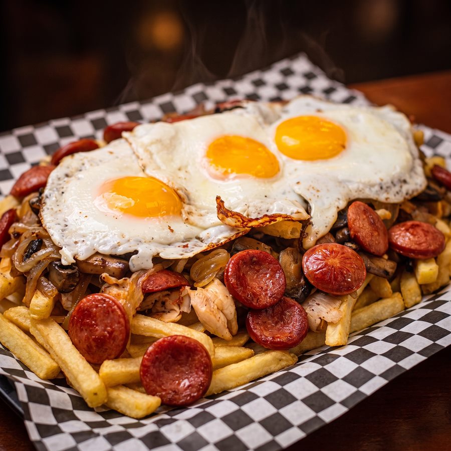 Chorrillana Koko: papas fritas con carne, vienesas y tres huevos fritos