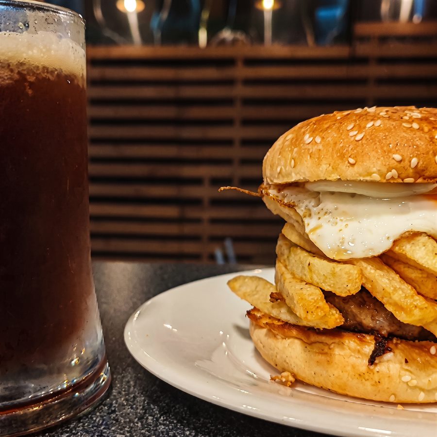 Hamburguesa Koko con huevo frito y papas hilo