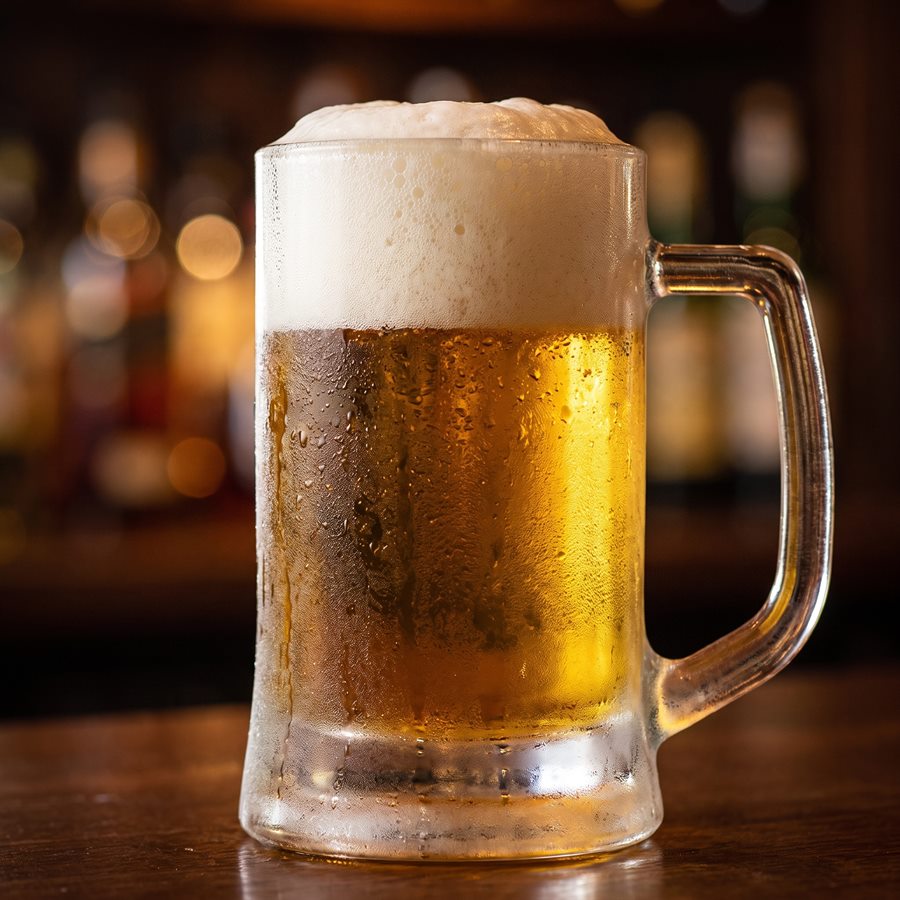 Schop de cerveza artesanal Golden con espuma